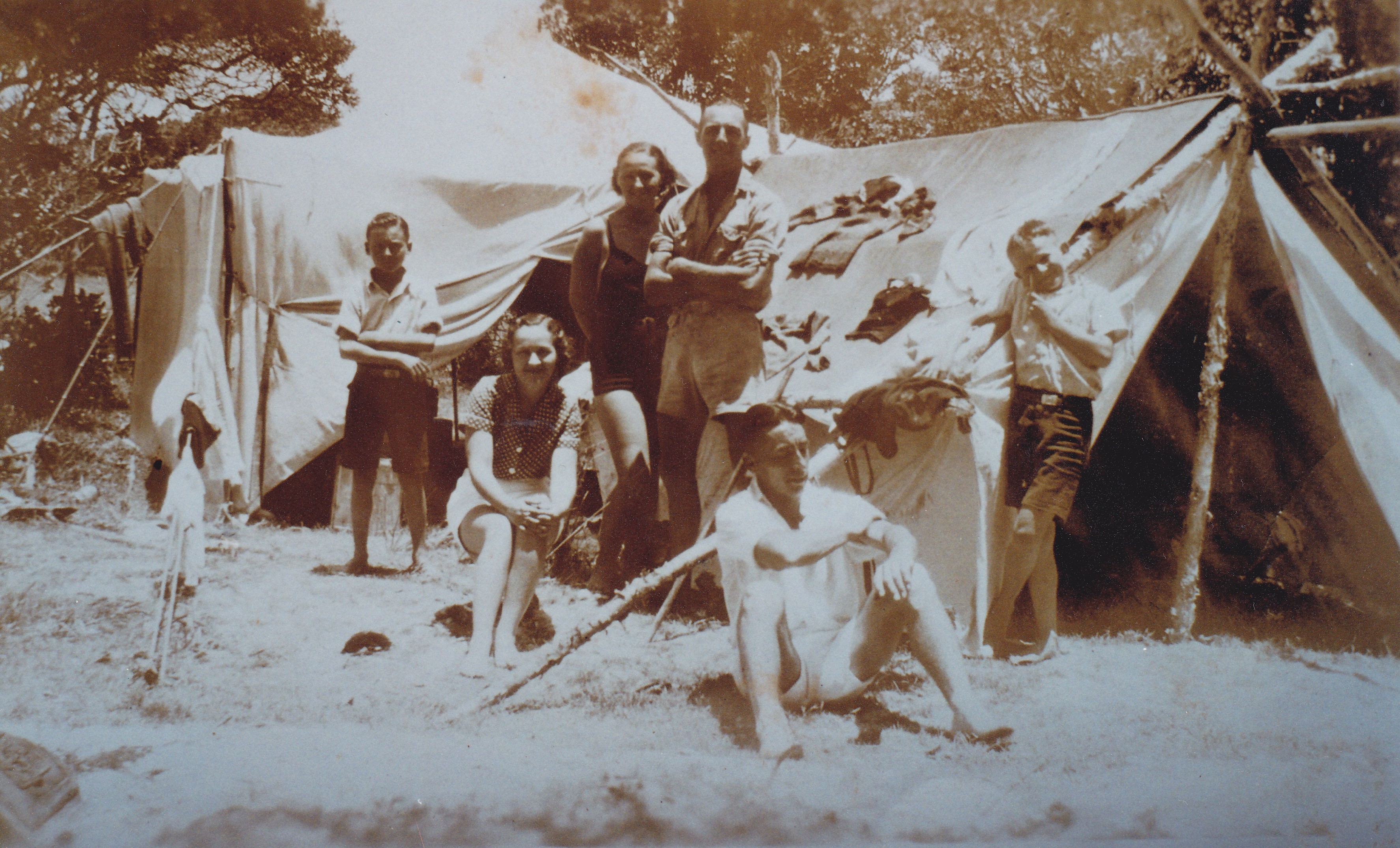 Ainsworth_Lutwyche_family_behind_dunes_opp_hotel_c1938_Ruth_Lutwyche_nee_Ainsworth